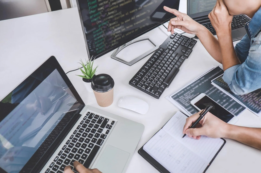 Création de site web : Choisir un développeur ou une agence? - Youwebpro